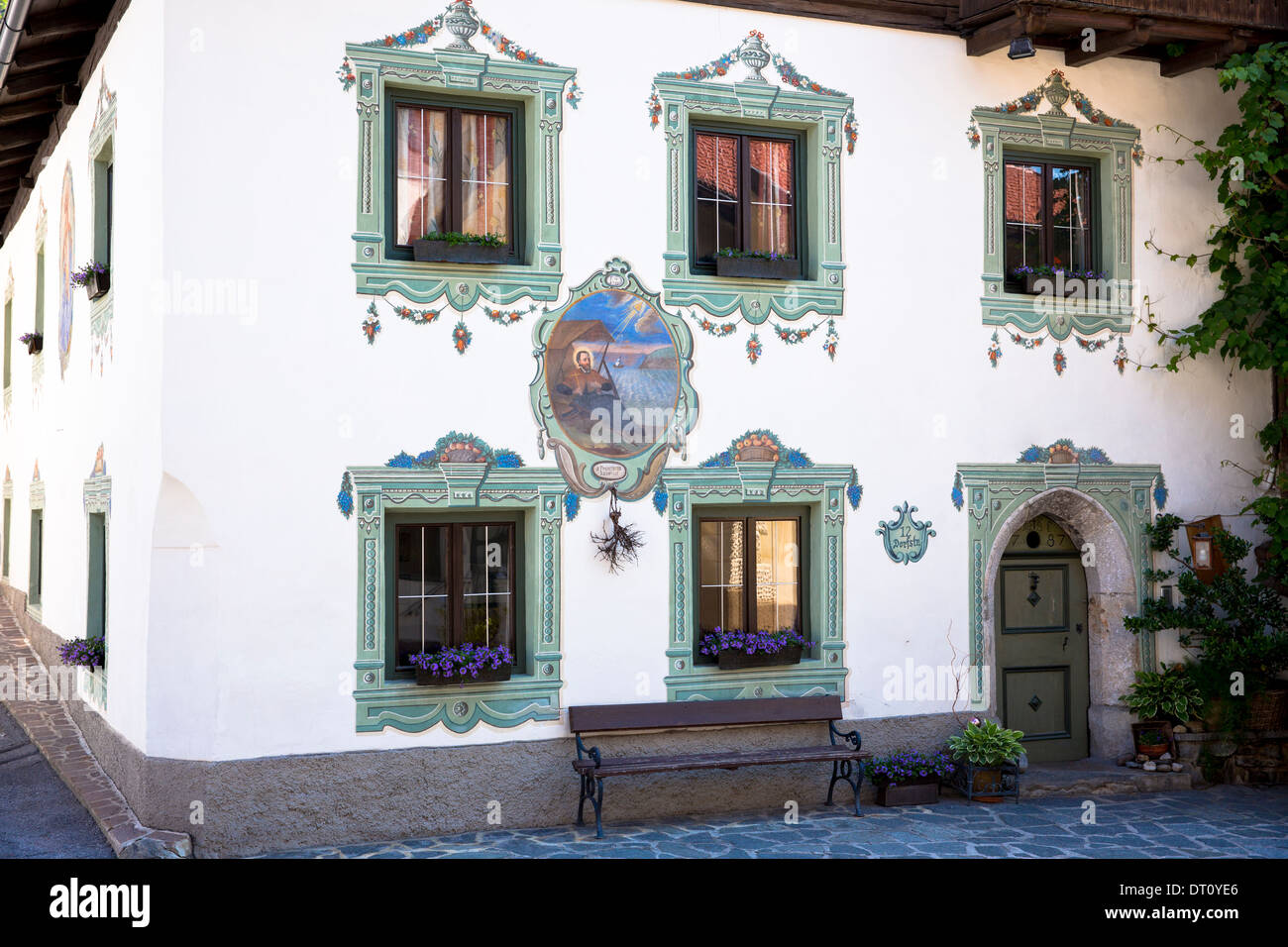 Tradizionale del xviii secolo casa tirolese in Dorfstrasse costruito 1787 nella città di Oetz nel Tirolo, Austria Foto Stock