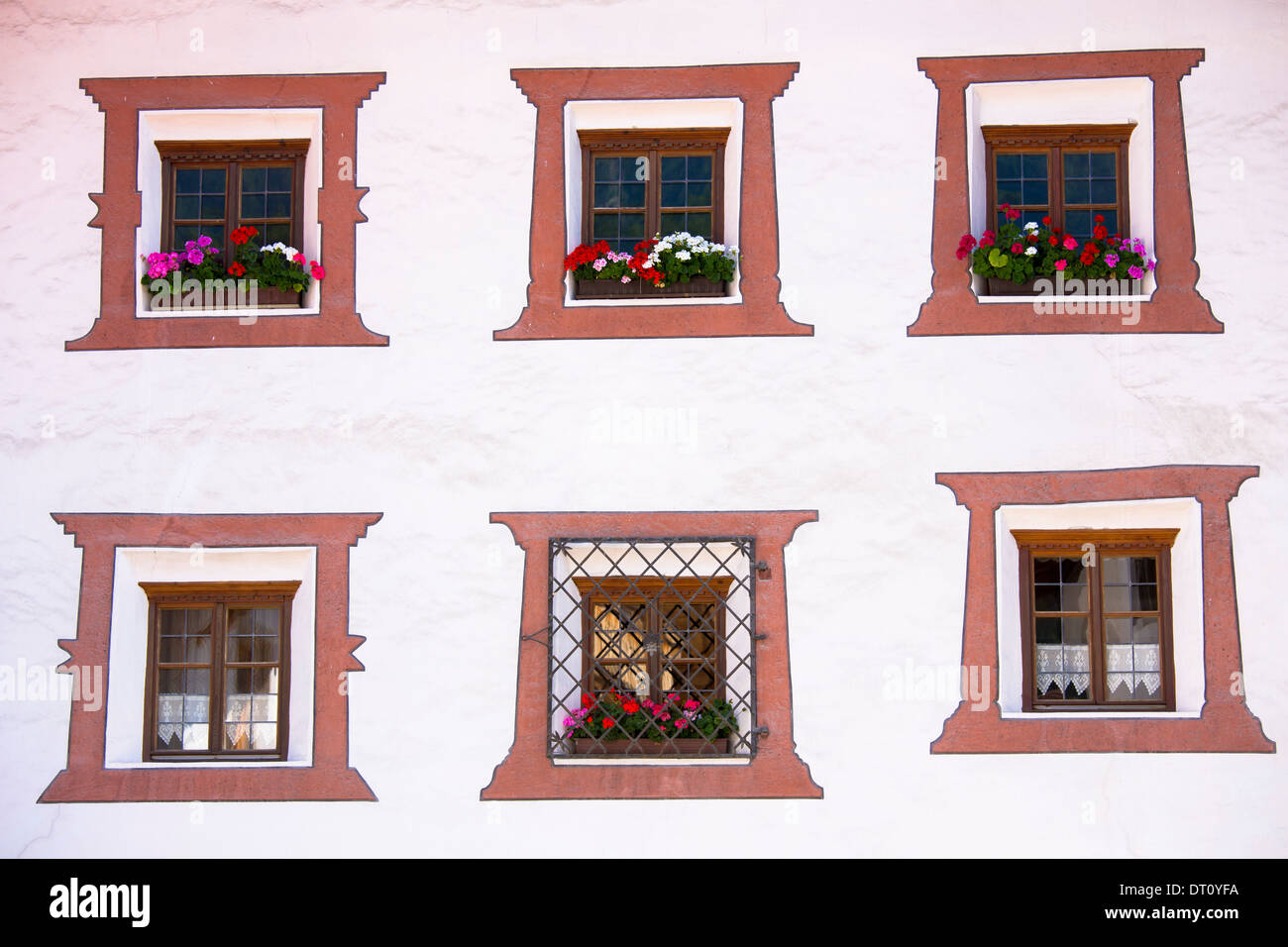 Finestra di dettaglio tradizionale del XVIII secolo casa tirolese nella città di Oetz nel Tirolo, Austria Foto Stock