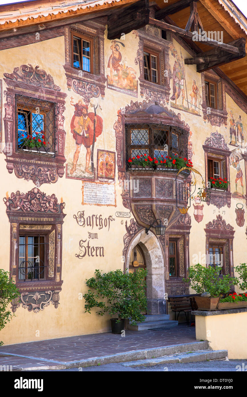 Gasthof Stern xvi secolo hotel in Kirchweg, costruito 1573, nella parte vecchia della città di Oetz nel Tirolo, Austria Foto Stock