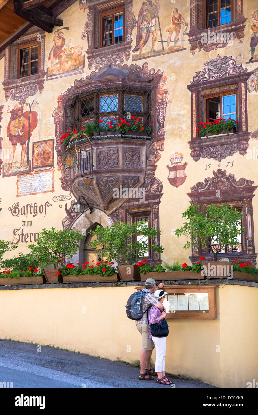 I turisti guardare in menu presso il Gasthof Stern hotel in Kirchweg nella parte vecchia della città di Oetz nel Tirolo, Austria Foto Stock