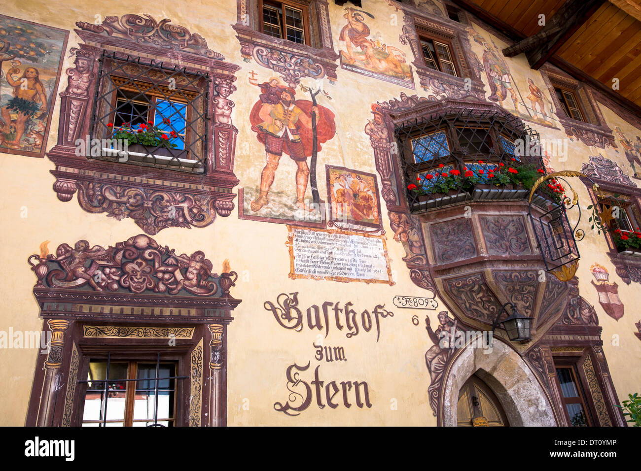 Gasthof Stern xvi secolo hotel in Kirchweg, costruito 1573, nella parte vecchia della città di Oetz nel Tirolo, Austria Foto Stock