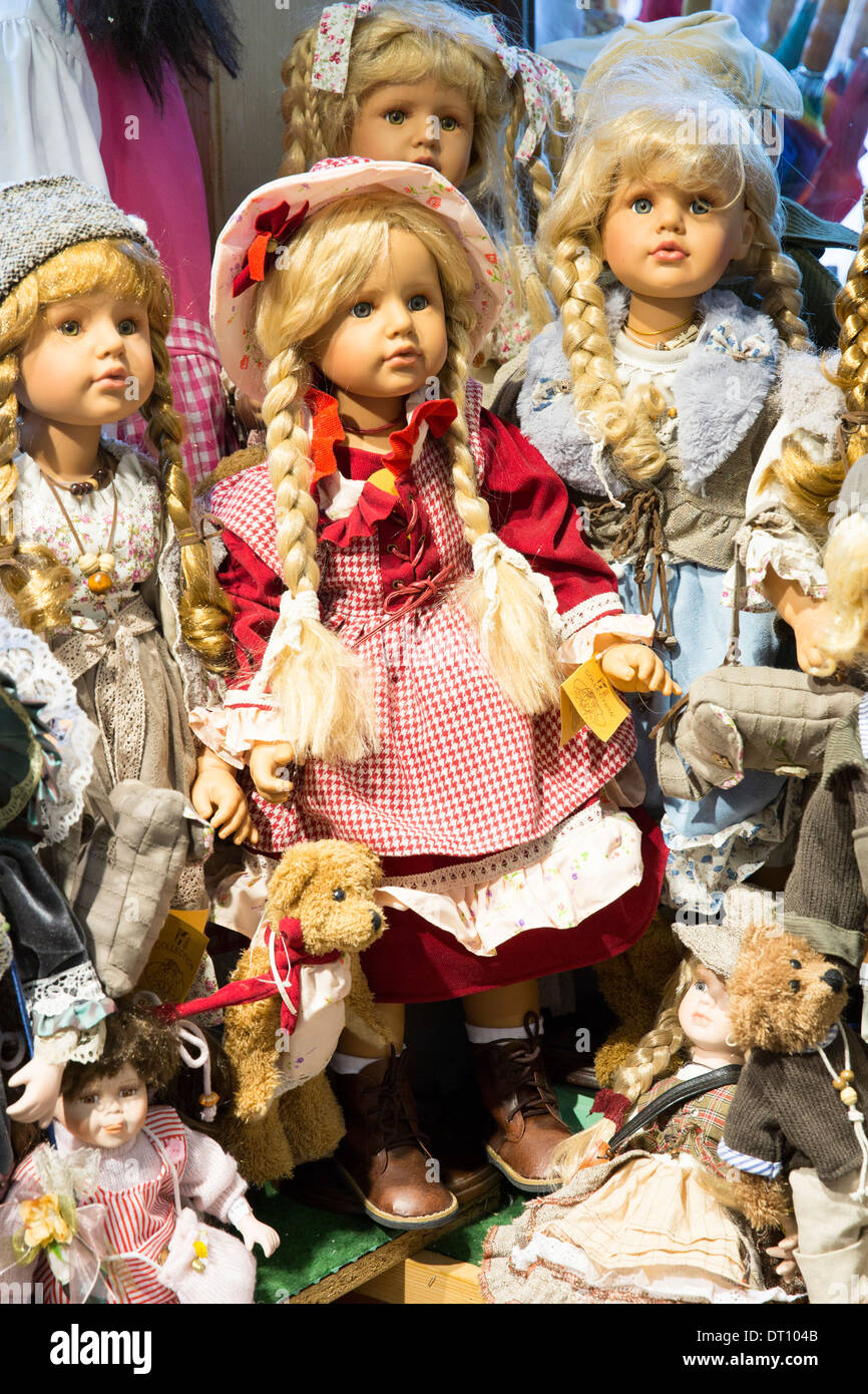 Bambole tradizionali e bodies in vendita nel negozio Geschenkehaus nella città di Seefeld in Tirolo, Austria Foto Stock