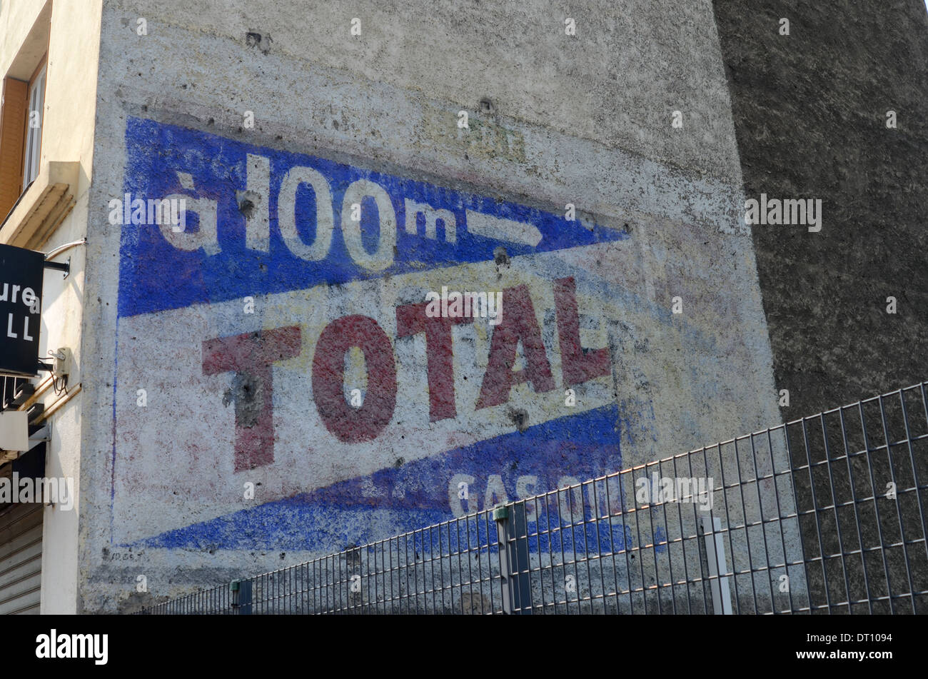 Old-style, vintage, dipinte Totale benzina annuncio sulla parete a Lione, Francia Foto Stock