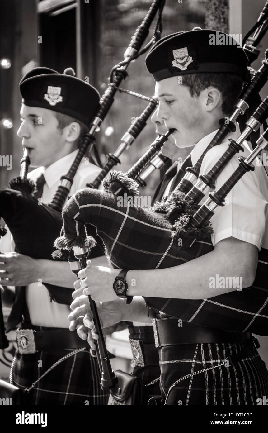 Scottish ragazzi giocare zampognaro Foto Stock