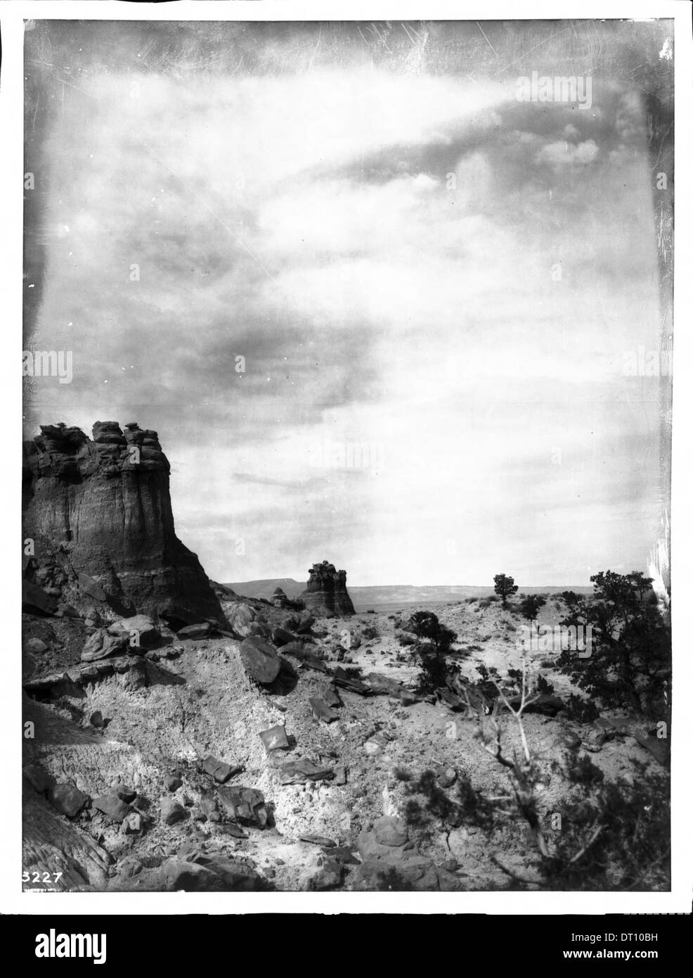 Una fotografia raffigurante le erosioni sul deserto dipinto lungo la strada da Gallup alla scuola indiana Tohatchie, catturata intorno al 1900. Foto Stock