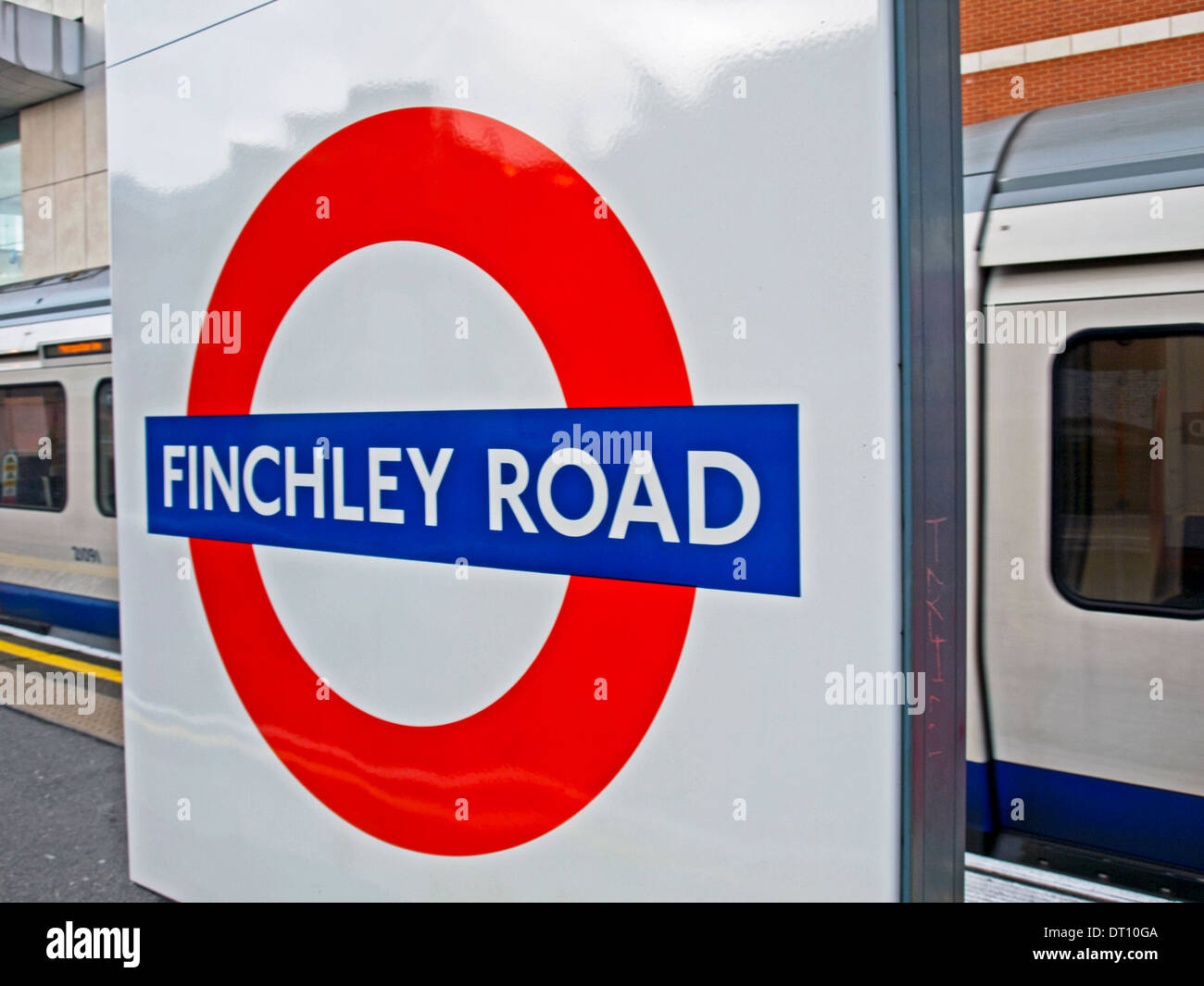 Roundel alla stazione metropolitana di Finchley Road platform, London, England, Regno Unito Foto Stock