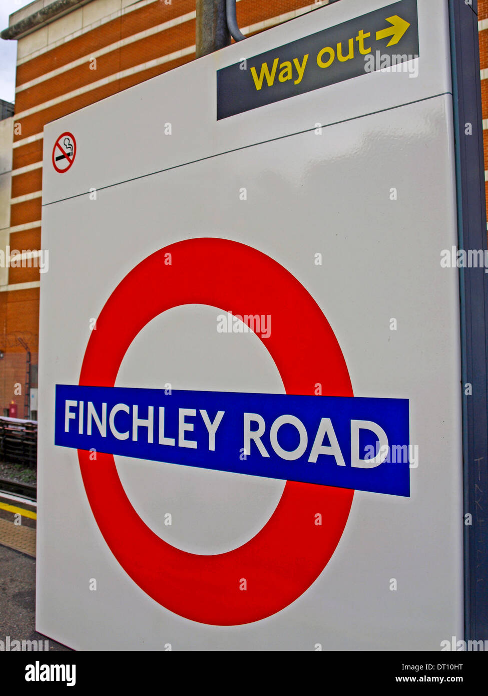 Roundel alla stazione metropolitana di Finchley Road platform, London, England, Regno Unito Foto Stock