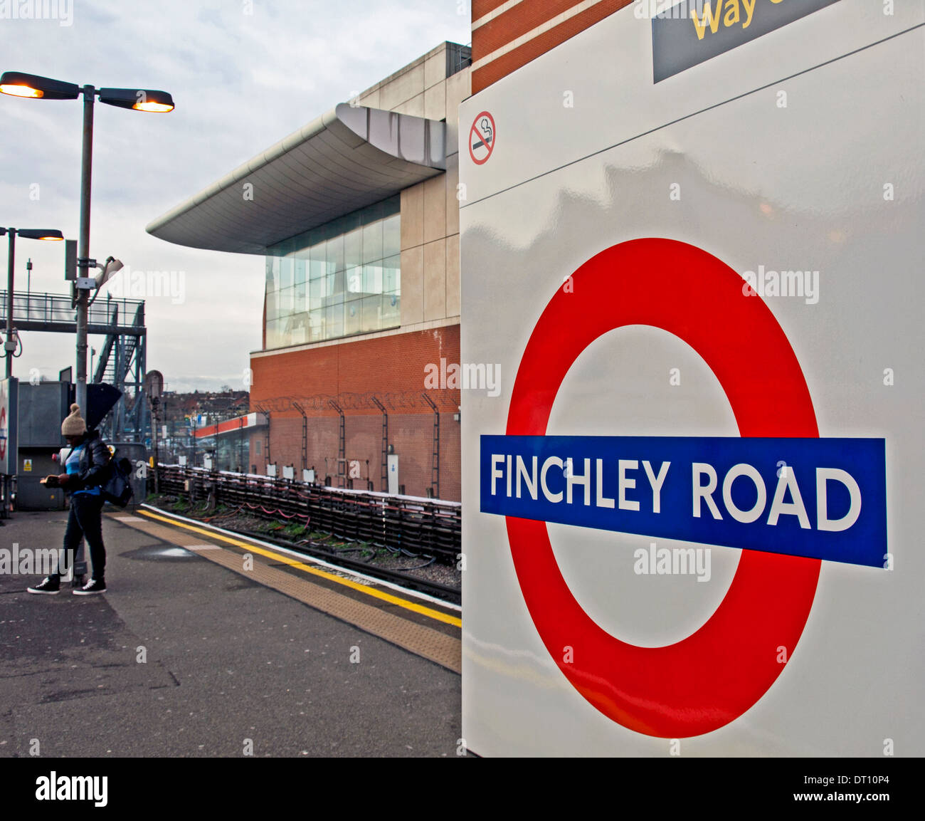 Roundel alla stazione metropolitana di Finchley Road platform, London, England, Regno Unito Foto Stock