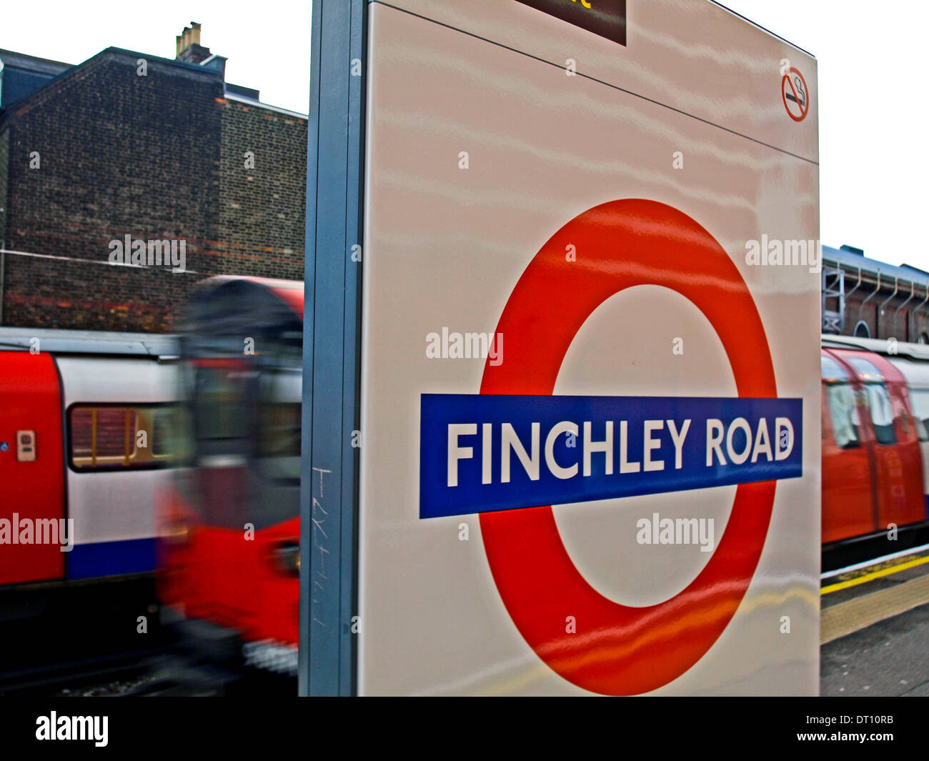 Roundel alla stazione metropolitana di Finchley Road platform, London, England, Regno Unito Foto Stock