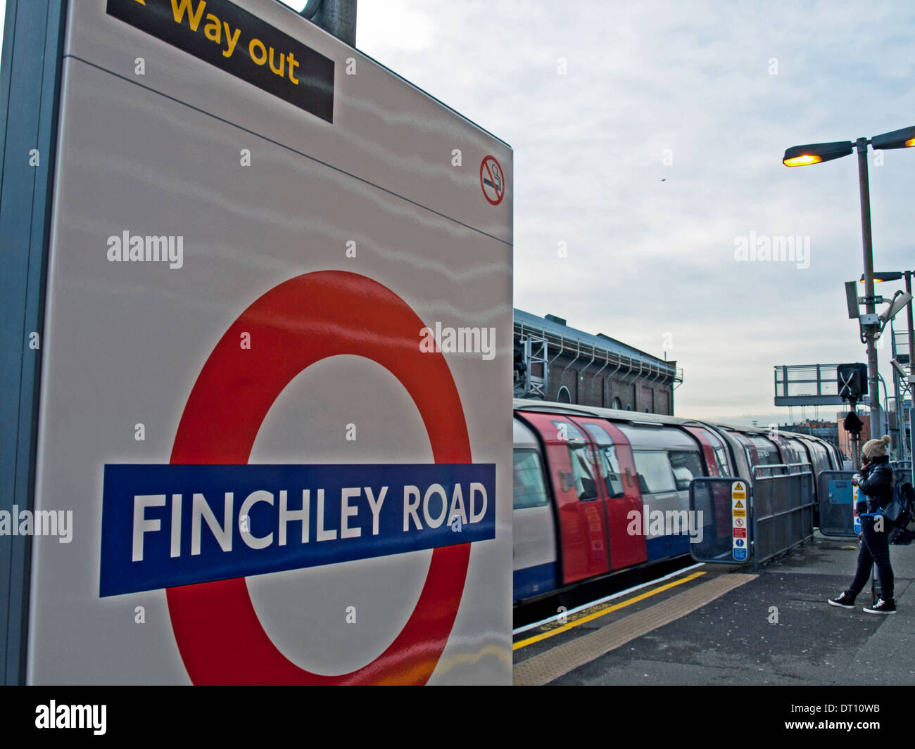 Roundel alla stazione metropolitana di Finchley Road platform, London, England, Regno Unito Foto Stock
