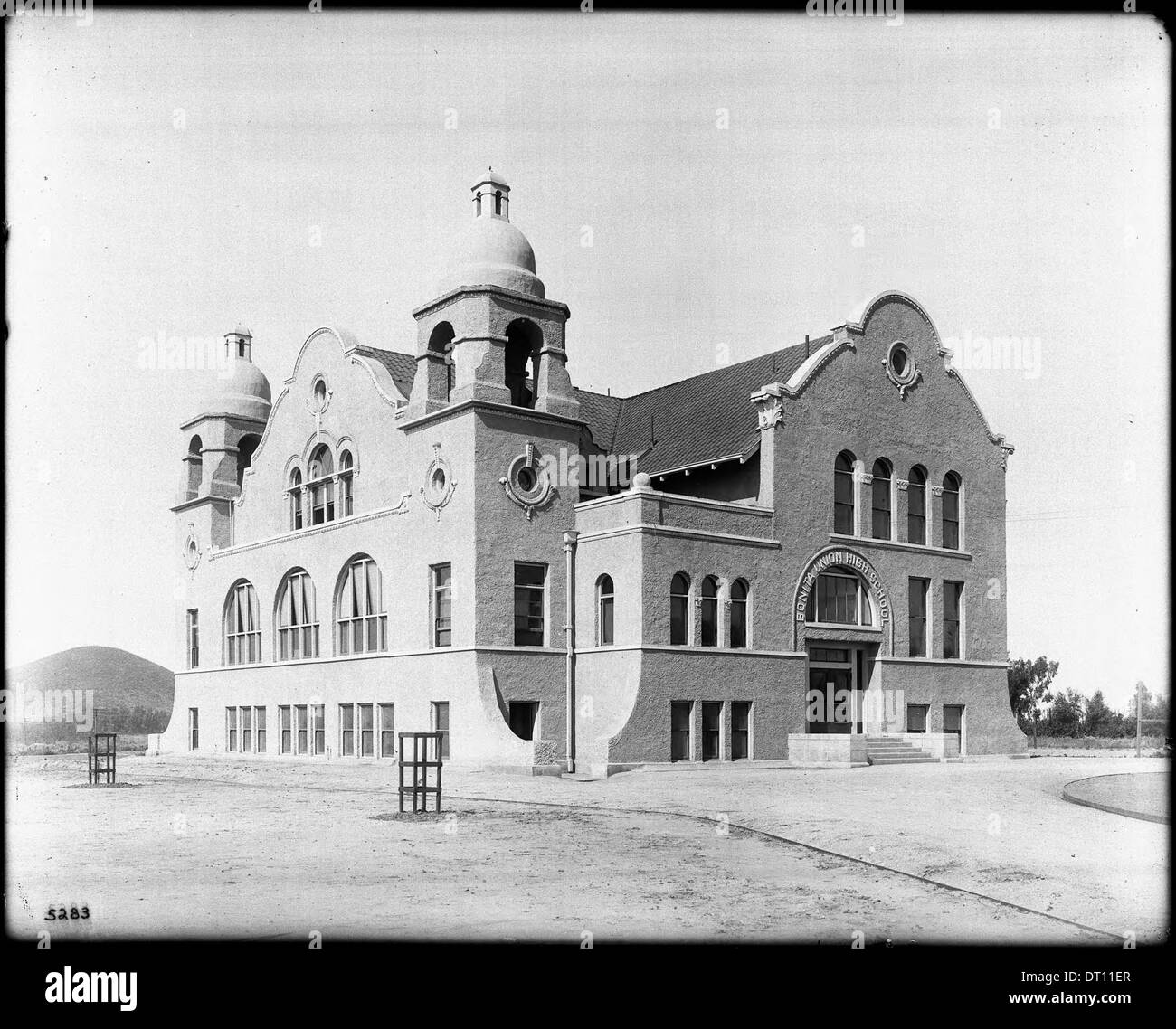 Vista esterna del Bonita unione di alta scuola che serve due città (Lordsburg) San Dimas e Verne, ca.1900 Foto Stock