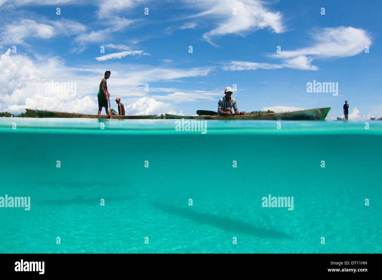 Lavoratori locali su piccole imbarcazioni in legno, split image, Halmahera, ISOLE MOLUCCHE, INDONESIA Foto Stock