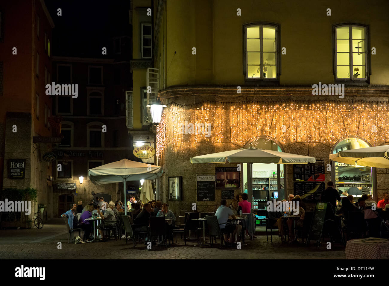 Persone mangiare fuori in Mamma Mia ristorante cafe di Herzog Friedrich Strasse a Innsbruck in Tirolo Austria Foto Stock