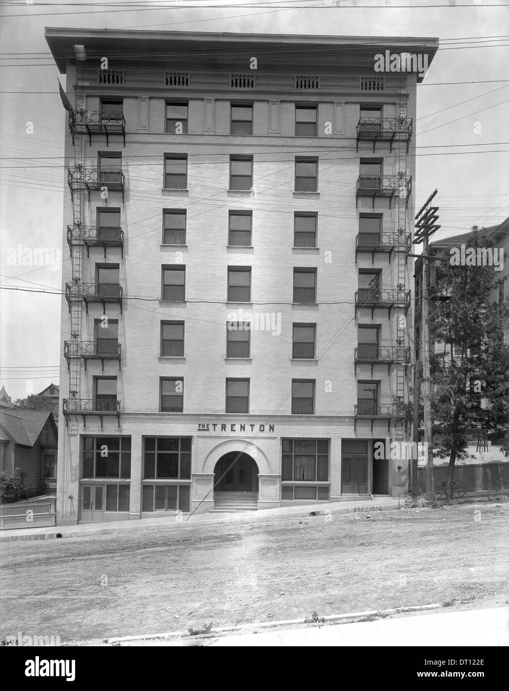 Questa fotografia mostra l'esterno del Trenton Hotel situato in Olive Street, a nord della 5th Street, Los Angeles, tra il 1880 e il 1900, che cattura l'edificio storico nella prima Los Angeles. Foto Stock