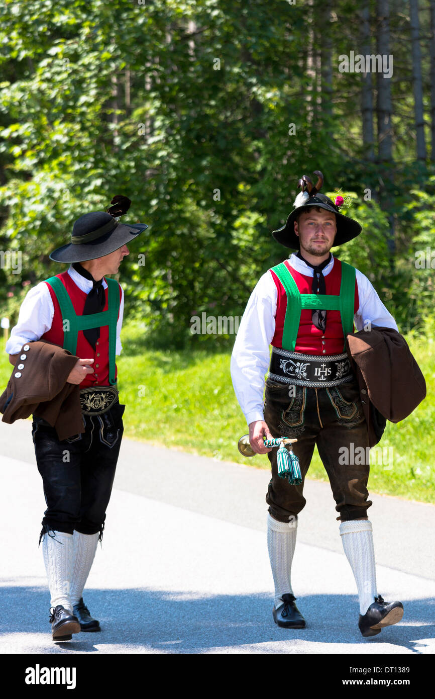 Uomini in costume per la tradizionale festa della birra nel villaggio di Klais in Baviera, Germania Foto Stock