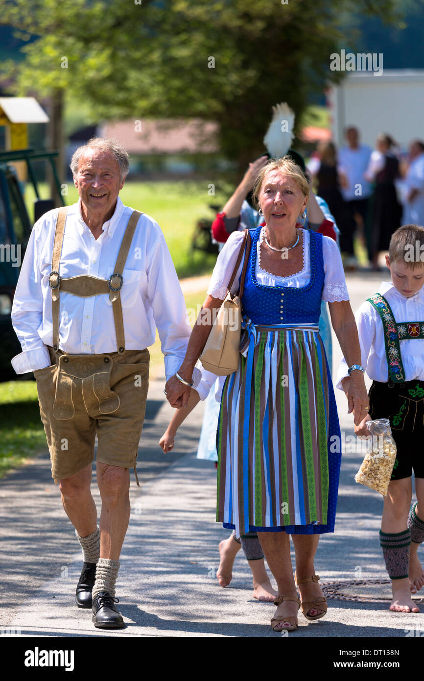 Coppia senior in costume per il tradizionale festival della birra nel villaggio di Klais in Baviera, Germania Foto Stock