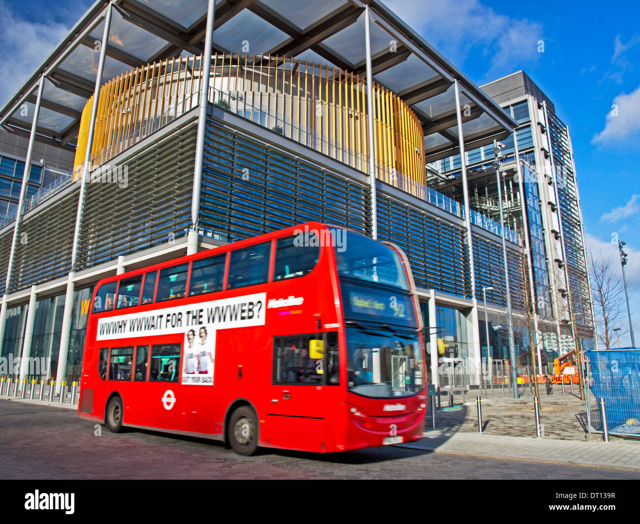 Libreria di Wembley con double-decker bus passando, London Borough of Brent, London, England, Regno Unito Foto Stock