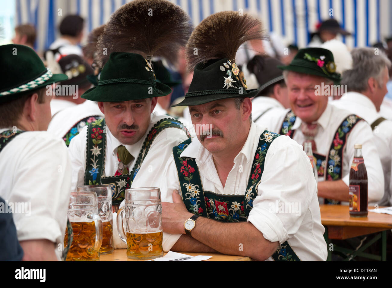 Gli abitanti di un villaggio di festa della birra nel villaggio di Klais in Baviera, Germania Foto Stock