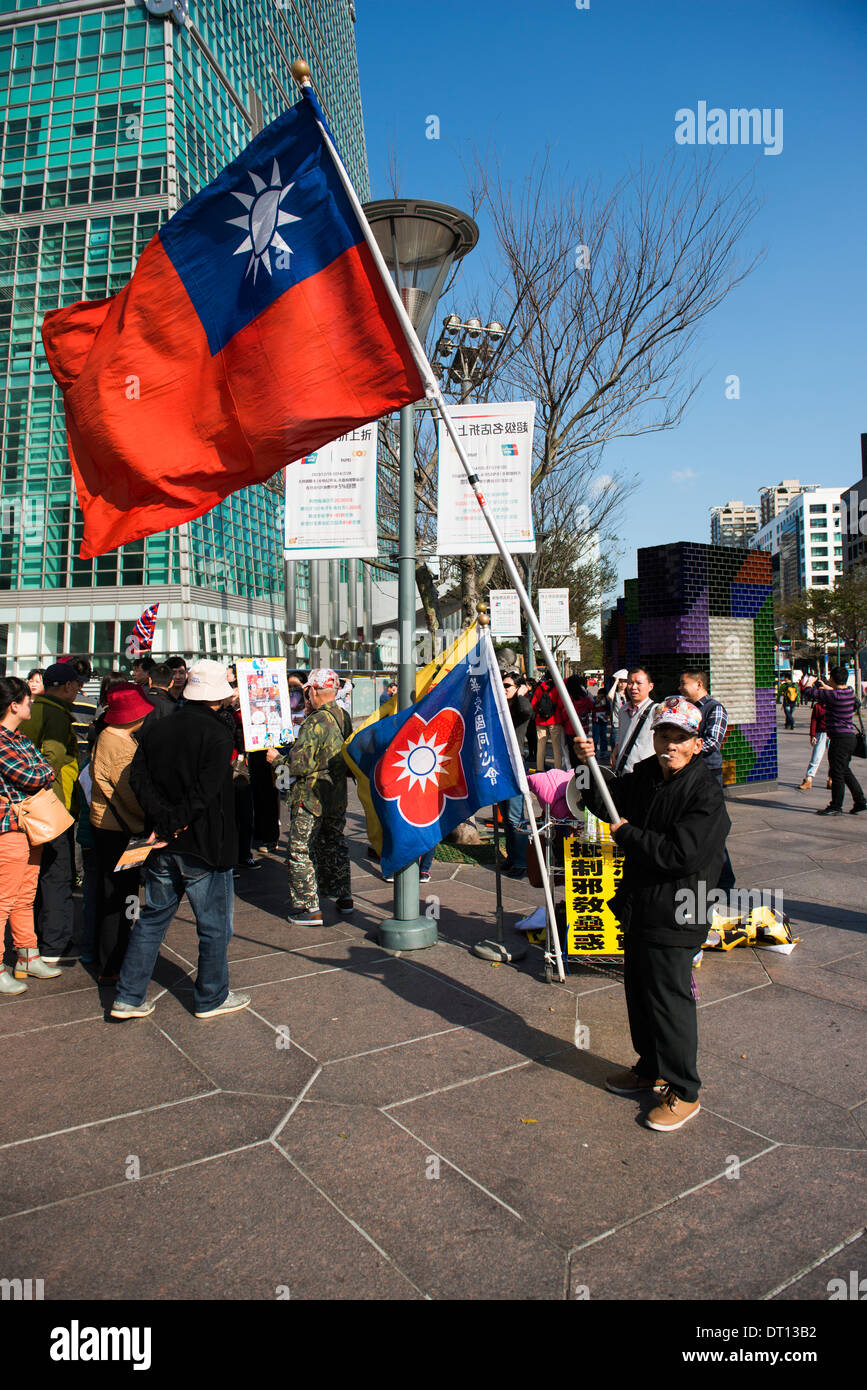 Un nazionalista Taiwanese tiene la bandiera di Taiwan / ROC. Foto Stock
