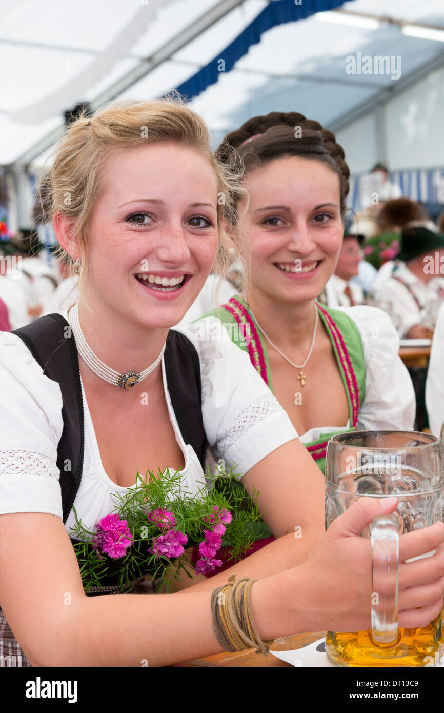 Ragazza giovane con gli abitanti di un villaggio di festa della birra nel villaggio di Klais in Baviera, Germania Foto Stock