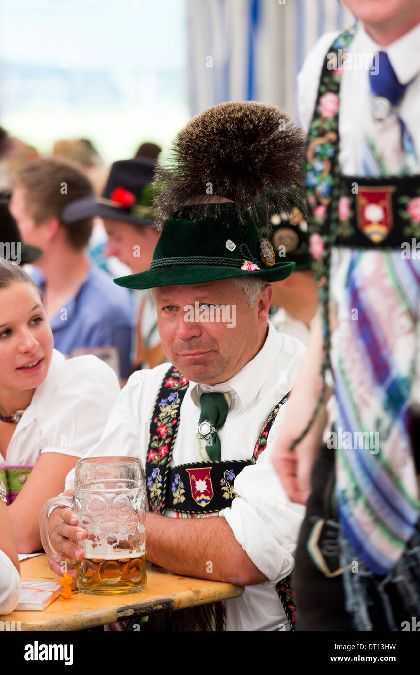 Gli abitanti di un villaggio di festa della birra nel villaggio di Klais in Baviera, Germania Foto Stock