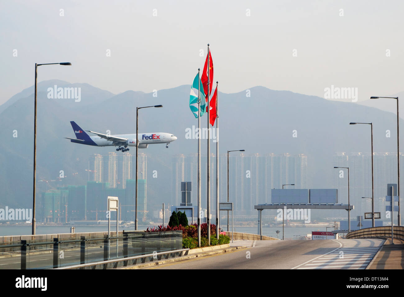 FedEx jet atterraggio all'Aeroporto Internazionale di Hong Kong, Cina. Foto Stock