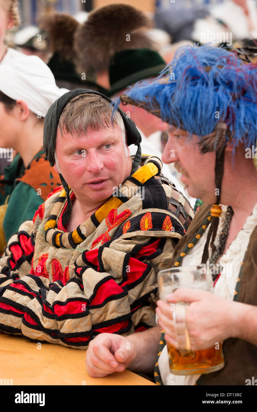 Gli abitanti di un villaggio in costume alla festa della birra nel villaggio di Klais in Baviera, Germania Foto Stock