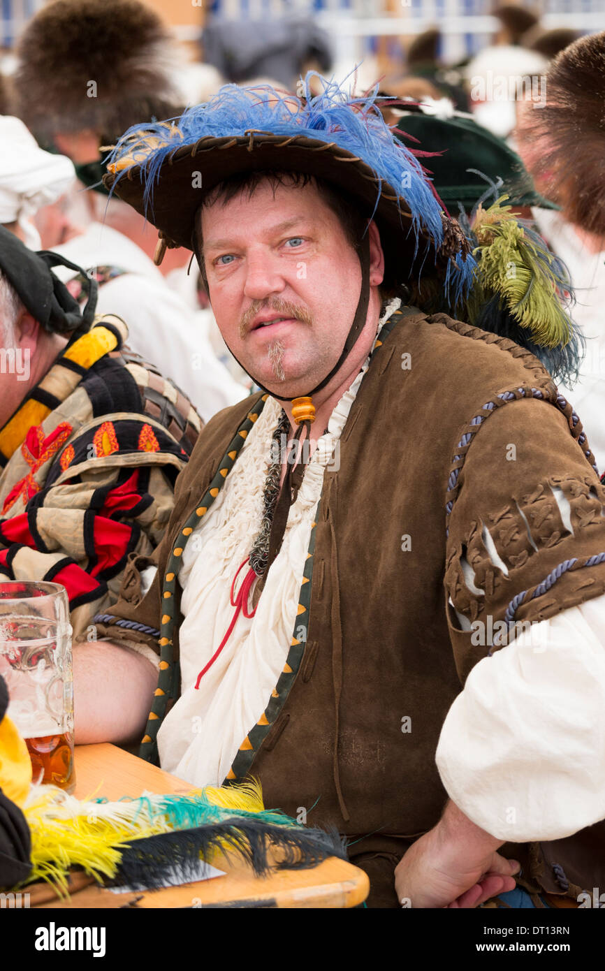 Gli abitanti di un villaggio in costume alla festa della birra nel villaggio di Klais in Baviera, Germania Foto Stock