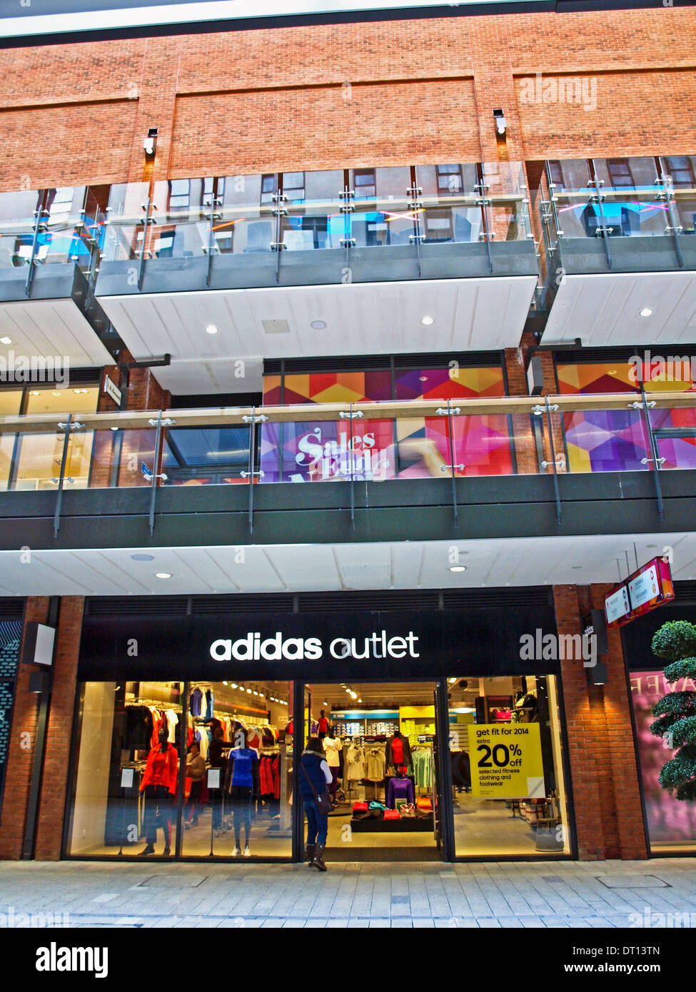 Adidas uscita al London Designer Outlet, Wembley, London Borough of Brent, London, England, Regno Unito Foto Stock