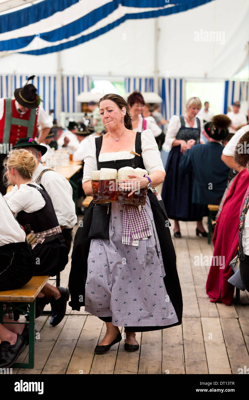 Donna in costume come servetta maliziosa in corrispondenza del festival della birra nel villaggio di Klais in Baviera, Germania Foto Stock