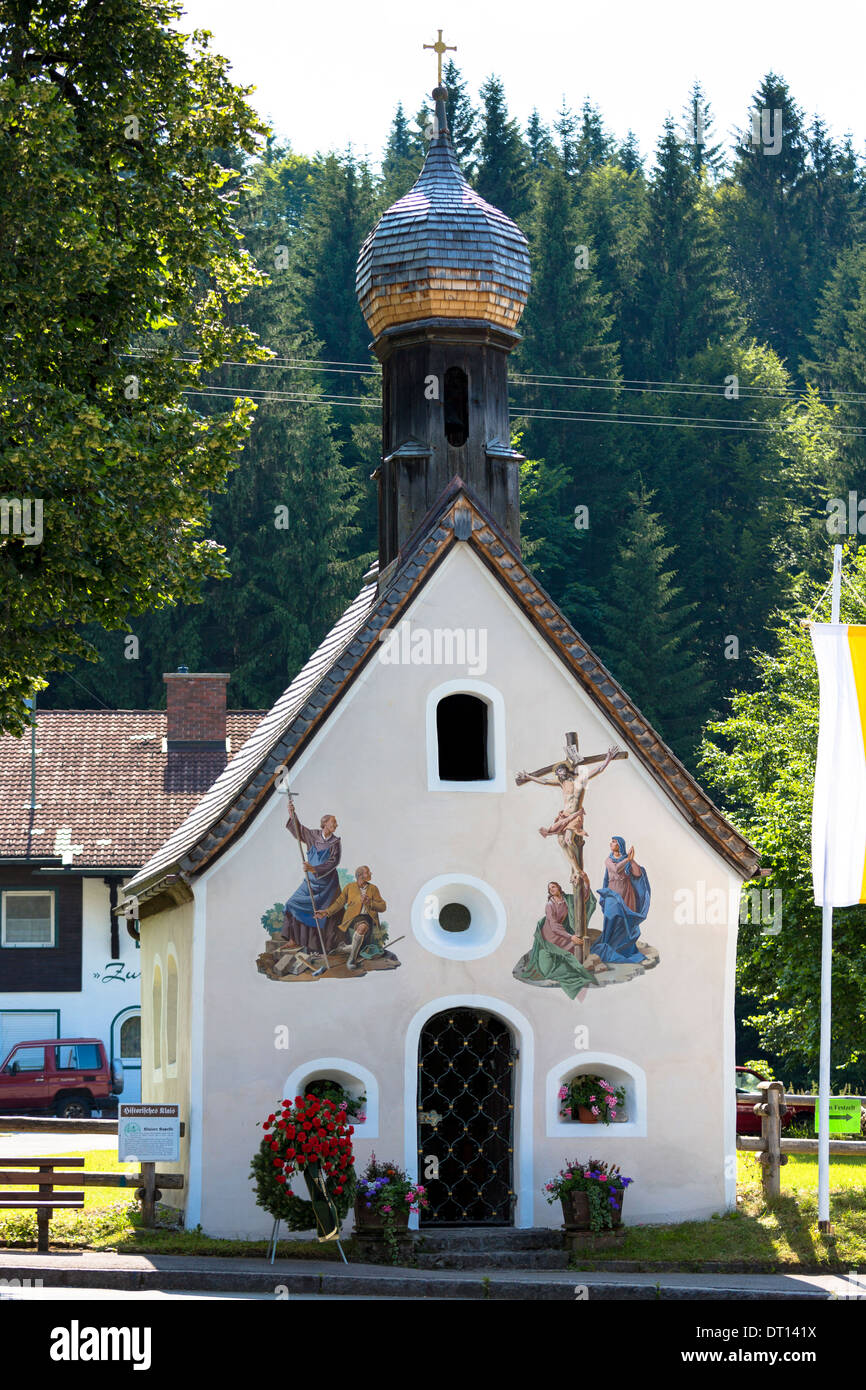 Chiesa di San Pietro e Paolo con tradizionale cupola a cipolla nel villaggio di Klais in Baviera, Germania Foto Stock