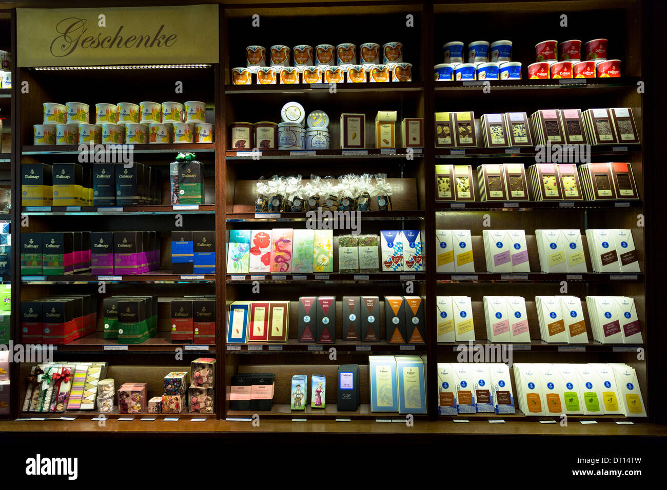 Il lusso di cioccolato e caramelle sul display in Geschenke doni dipartimento Dallmayr negozio di alimentari a Monaco di Baviera, Germania Foto Stock