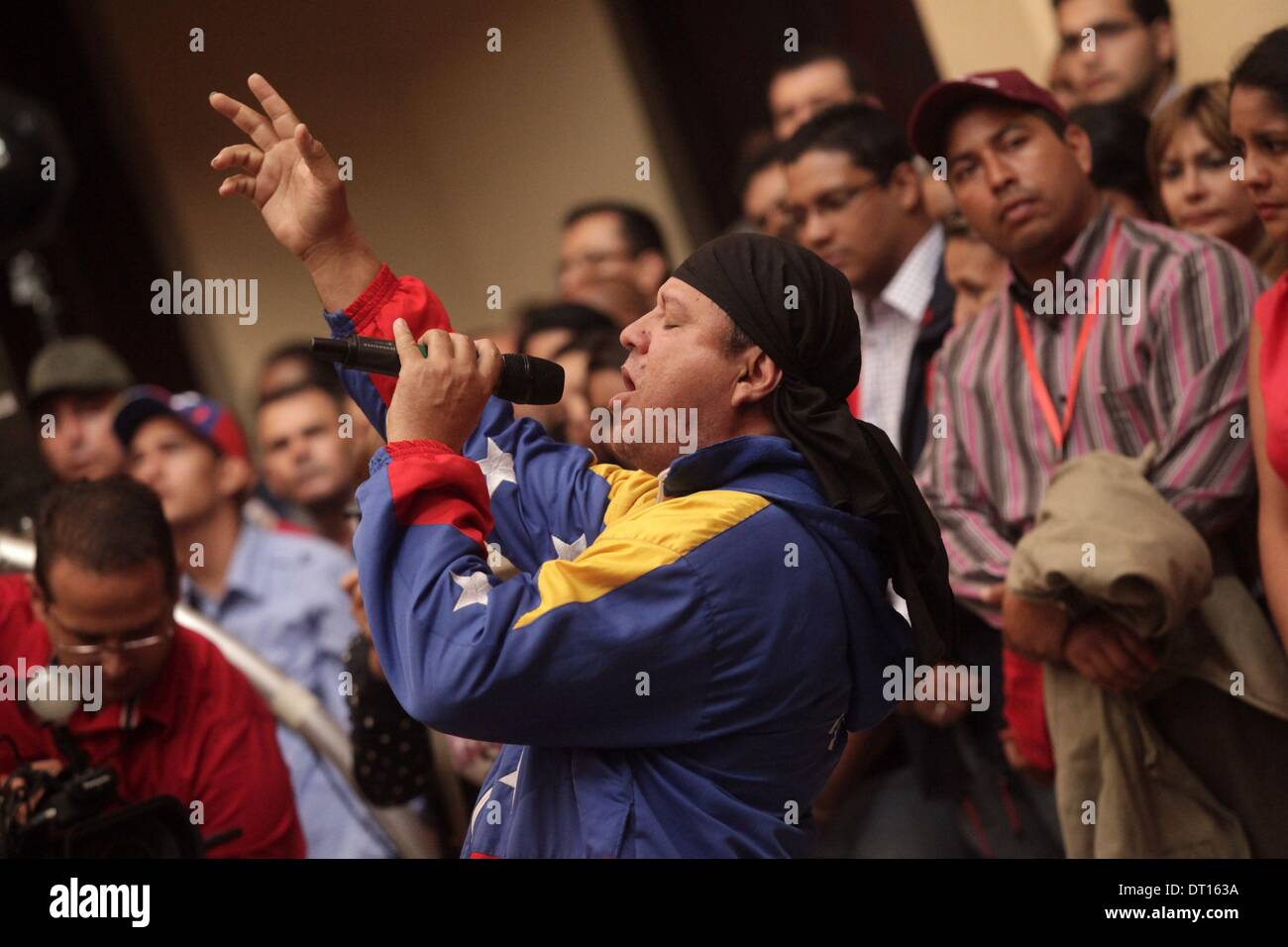 Caracas, Venezuela. 5 febbraio, 2014. Un attore canta durante una cerimonia per rendere omaggio al compianto Presidente Hugo Chavez, undici mesi dopo la sua morte, presso la caserma di montagna, a Caracas, Venezuela, il 5 febbraio, 2014. Credito: Juan Carlos La Cruz/AVN/Xinhua/Alamy Live News Foto Stock