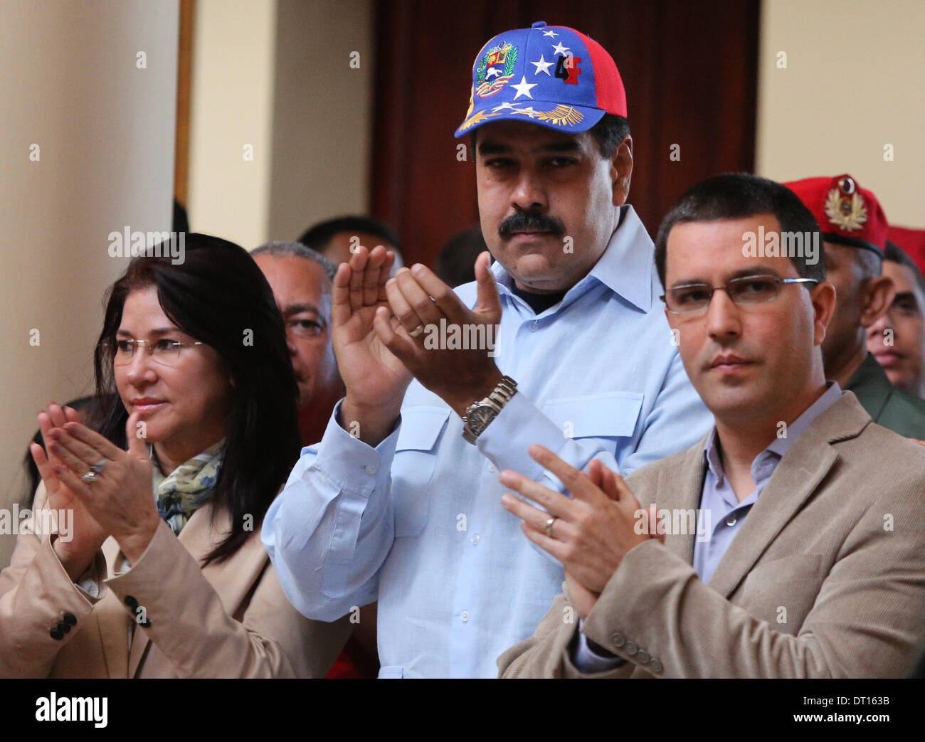 Caracas, Venezuela. 5 febbraio, 2014. Presidente venezuelano Nicolás Maduro (C) prende parte ad una cerimonia per rendere omaggio al compianto Presidente Hugo Chavez, undici mesi dopo la sua morte, presso la caserma di montagna, a Caracas, Venezuela, il 5 febbraio, 2014. Credito: Juan Carlos La Cruz/AVN/Xinhua/Alamy Live News Foto Stock