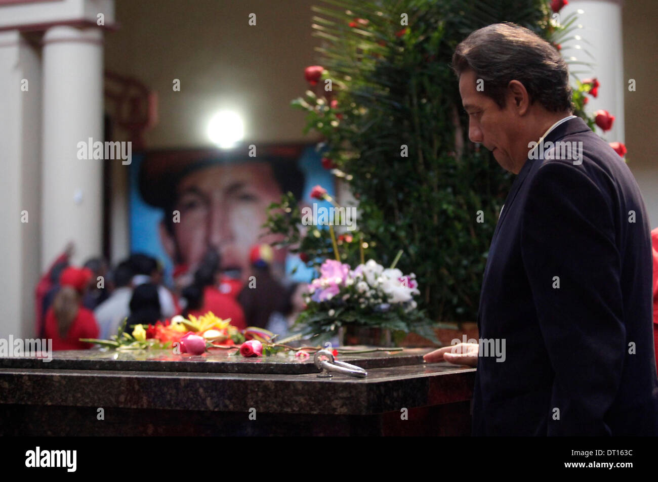 Caracas, Venezuela. 5 febbraio, 2014. Un sostenitore partecipa a una cerimonia per rendere omaggio al compianto Presidente Hugo Chavez, undici mesi dopo la sua morte, presso la caserma di montagna, a Caracas, Venezuela, il 5 febbraio, 2014. Credito: Juan Carlos La Cruz/AVN/Xinhua/Alamy Live News Foto Stock