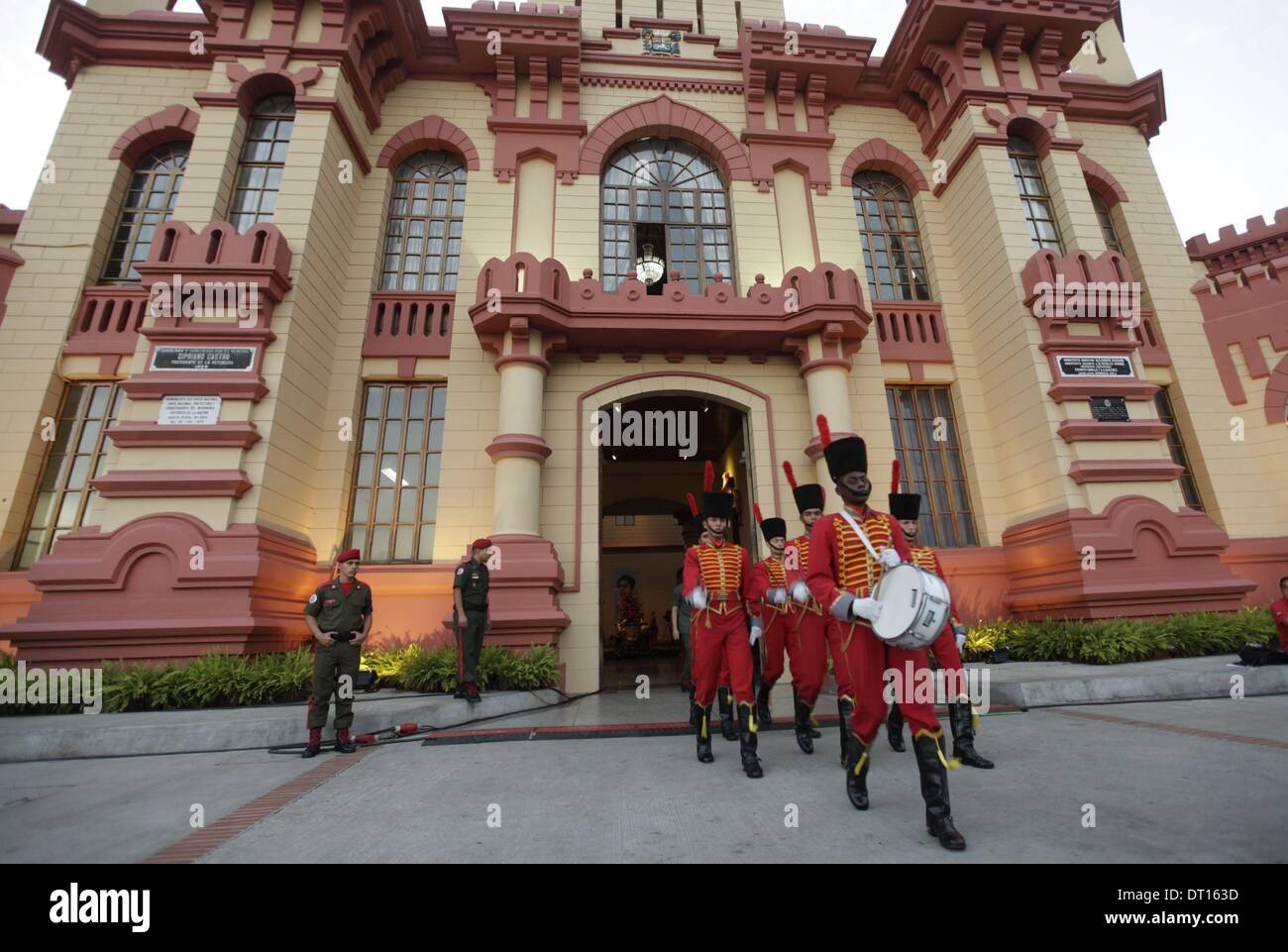 Caracas, Venezuela. 5 febbraio, 2014. Soldati assistere ad una cerimonia per rendere omaggio al compianto Presidente Hugo Chavez, undici mesi dopo la sua morte, presso la caserma di montagna, a Caracas, Venezuela, il 5 febbraio, 2014. Credito: Juan Carlos La Cruz/AVN/Xinhua/Alamy Live News Foto Stock