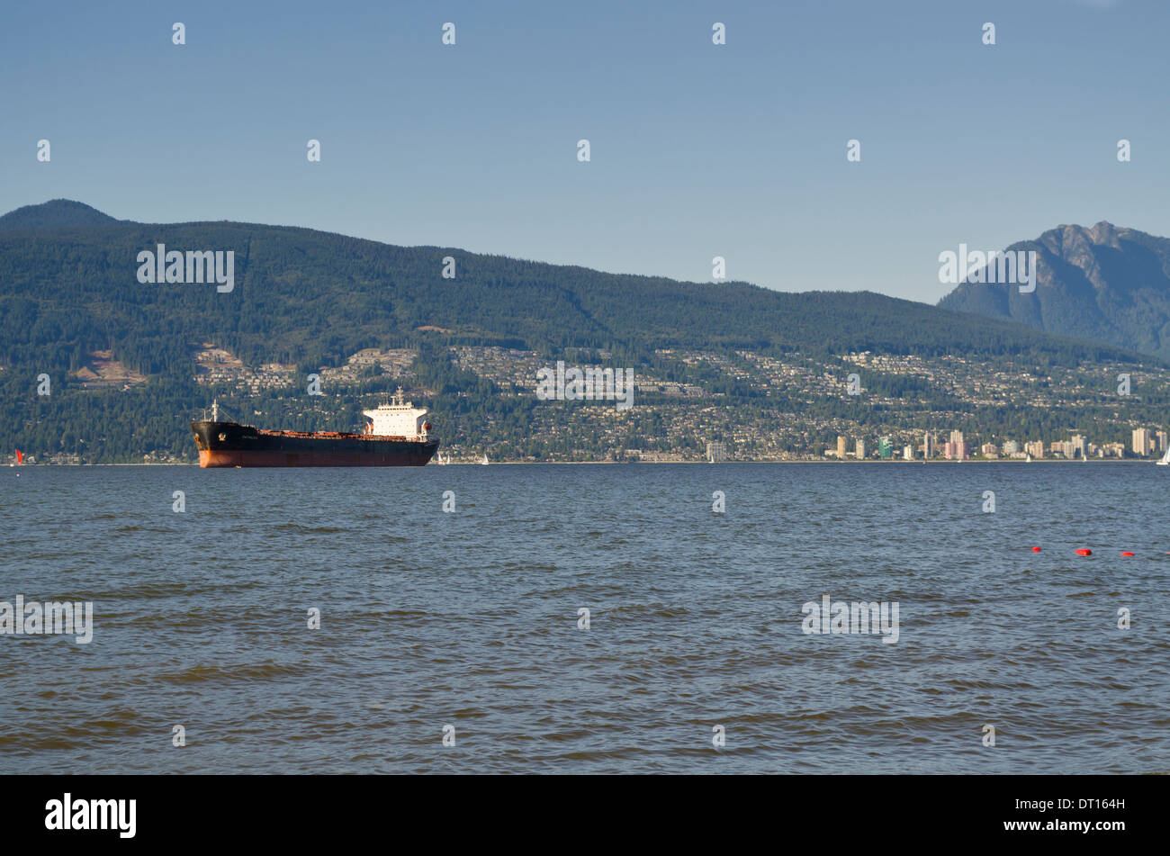 Contenitore nave si trova nelle acque oceaniche off di West Vancouver, British Columbia, Canada. Foto Stock