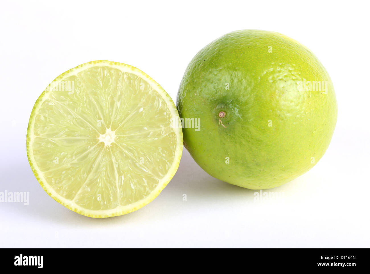 Limette fresche su sfondo bianco Foto Stock