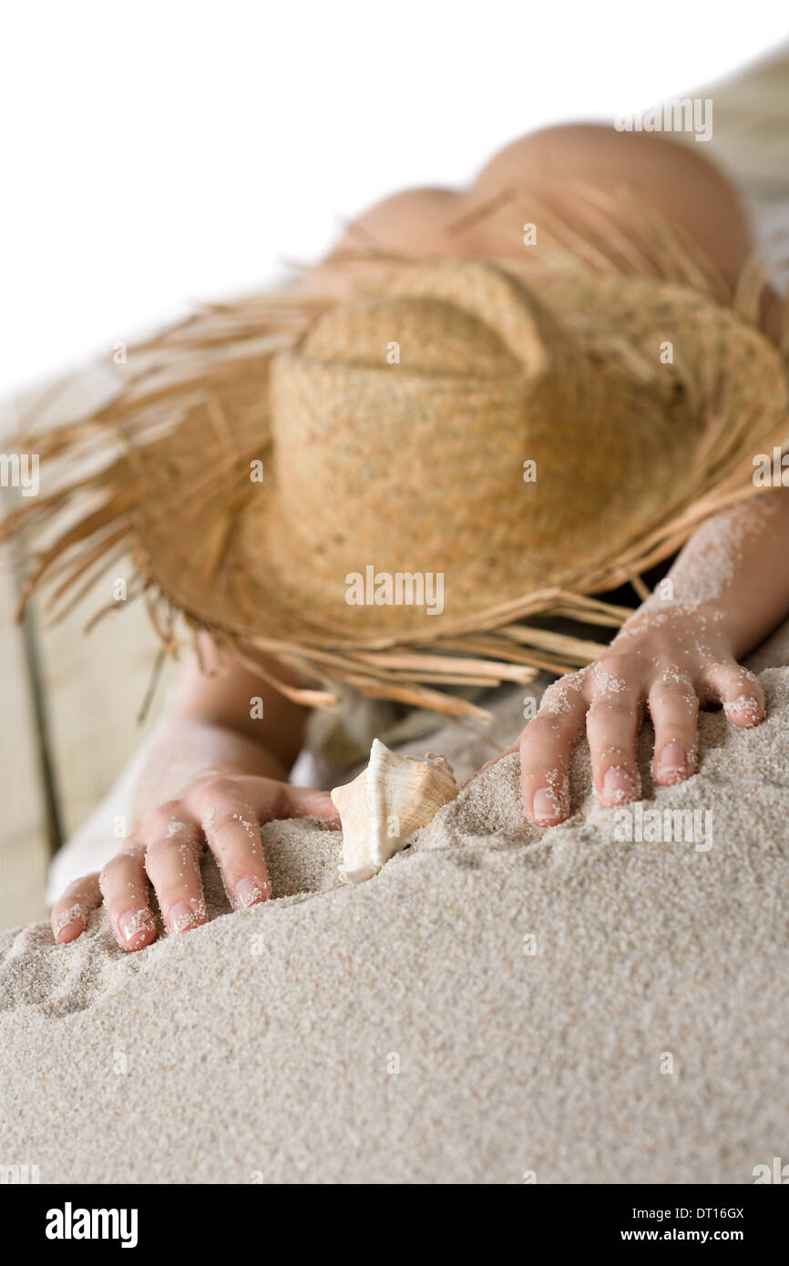 Nudo di donna a prendere il sole sulla spiaggia Foto stock - Alamy