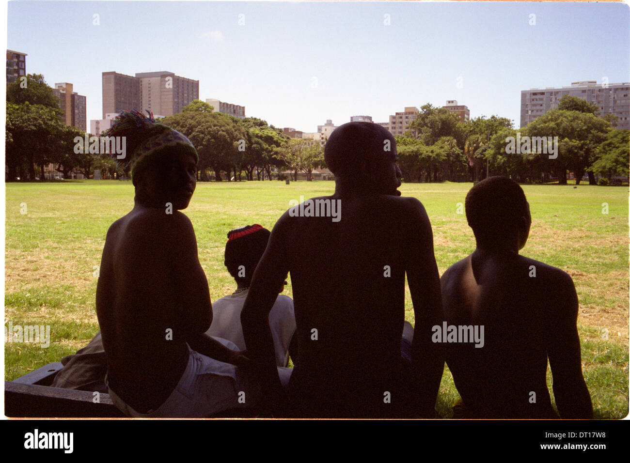 Ipjr11042115 giovanile urbana, programmi, rifugi innercity giovani giocano a calcio (calcio) in Albert Park, Durban, Sud Africa Foto Stock