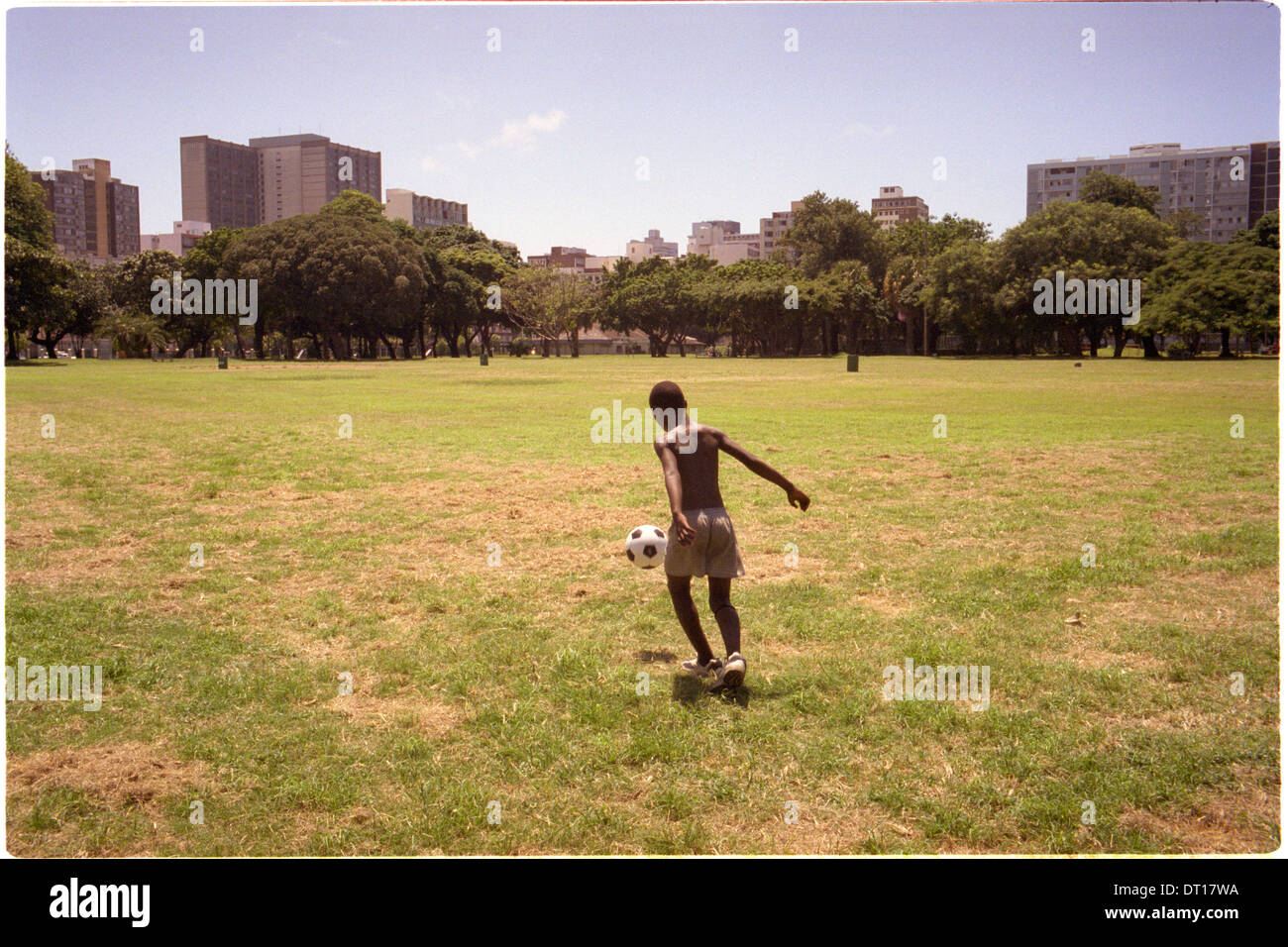 Ipjr11042118 giovanile urbana, programmi, rifugi innercity giovani giocano a calcio (calcio) in Albert Park, Durban, Sud Africa Foto Stock