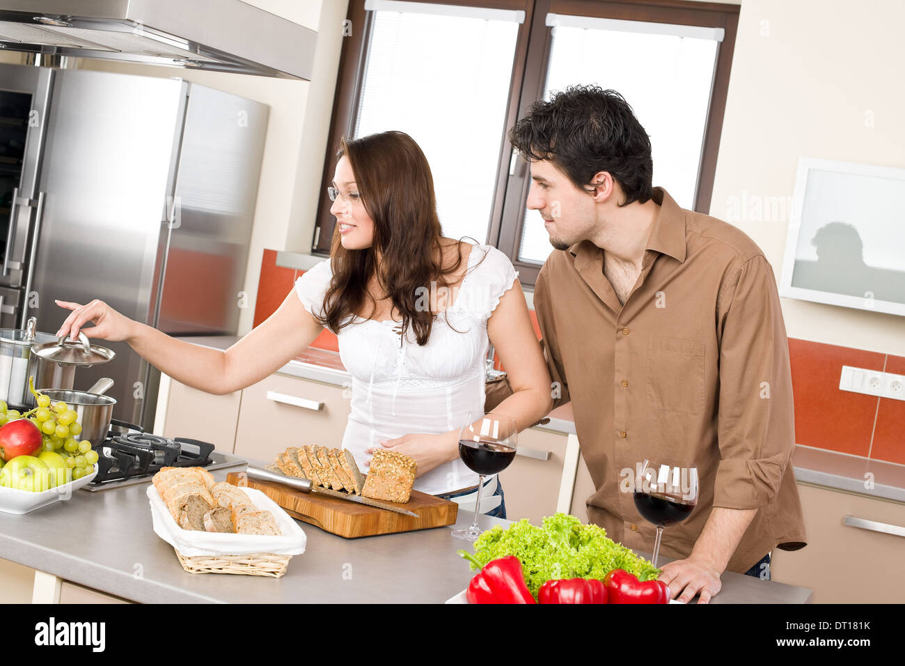 Cucina - coppia felice nella cucina moderna Foto Stock