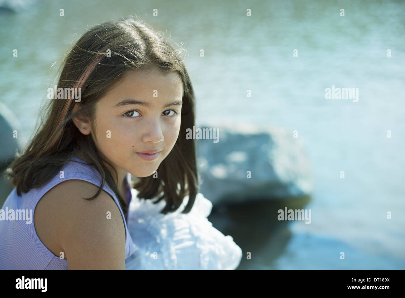 Ashokan New York STATI UNITI D'AMERICA giovane ragazza con lunghi capelli scuri in riva al lago Foto Stock