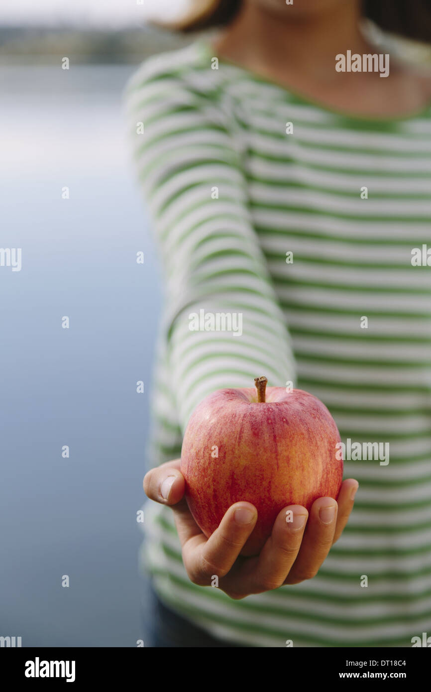 Seattle Washington USA dettaglio di 9 anno vecchia ragazza azienda apple organico Foto Stock