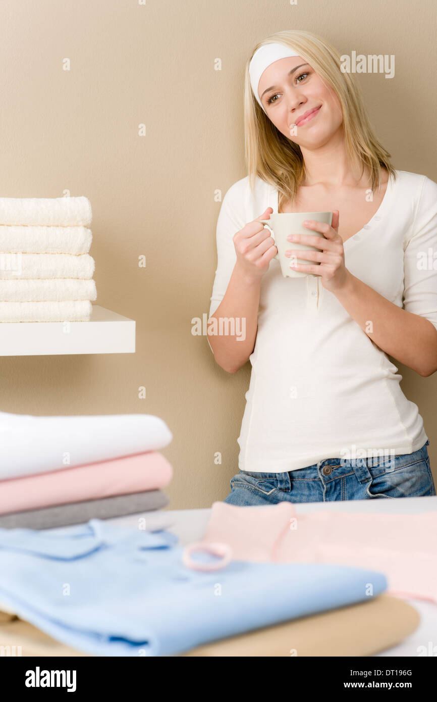 Servizio lavanderia Servizio stireria - donna pausa caffè Foto Stock