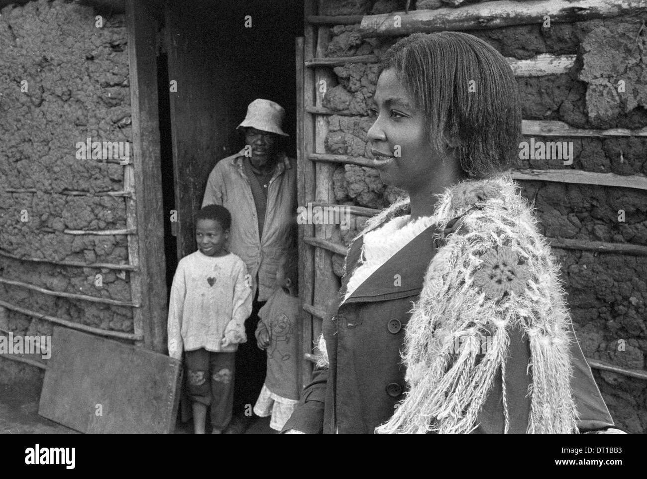 Ipjr09800107 Luglio 2005 Zandele fa un home visita. Un paralegal lavorando nella provincia di KwaZulu-Natal Midlands, il suo lavoro è in Foto Stock