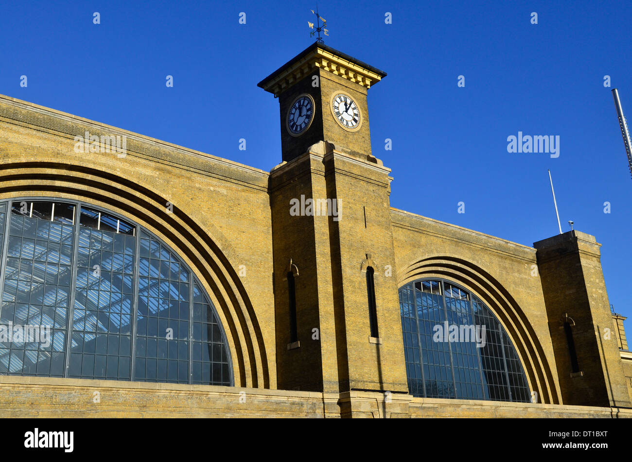 Esterno della stazione dei treni di Kings Cross, Kings Cross, London, England, Regno Unito Foto Stock