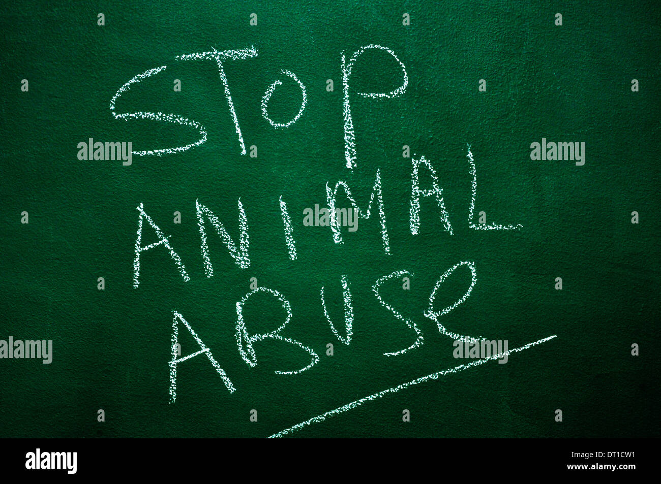 Testo stop abuso animale scritto con il gesso in una lavagna Foto Stock