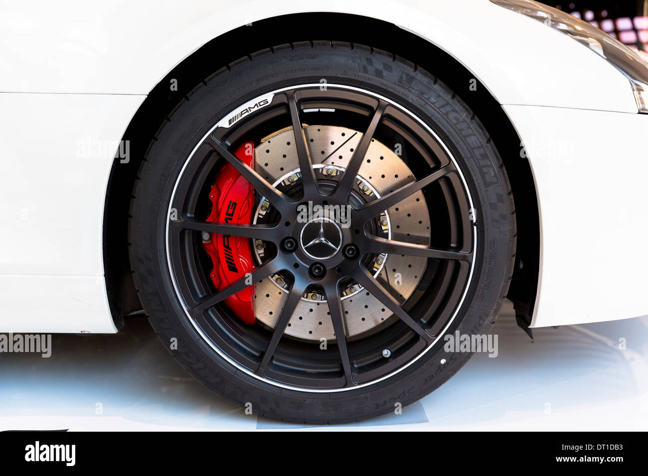 Ruote e freni a disco ventilati di AMG Mercedes SLS 6.3 che mostra la pinza  rossa a AMG showroom a Monaco di Baviera, Germania Foto stock - Alamy