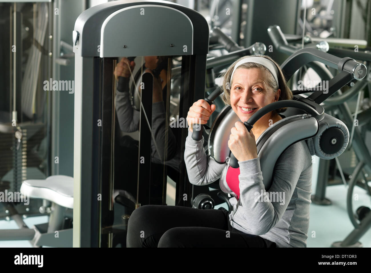 Centro fitness senior esercizio donna sorridente Foto Stock